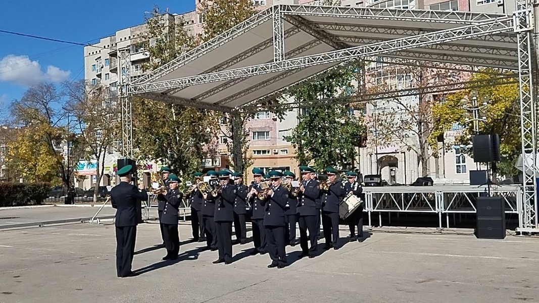 В рамках патриотической акции «День образовательных организаций ФСБ России» на площади ОКЦ состоялась торжественная концертная программа
