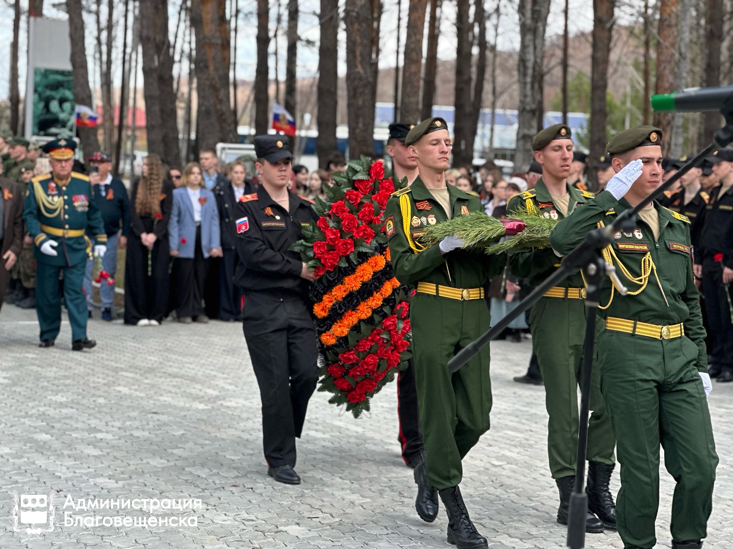В областном центре прошло несколько церемоний возложения цветов к памятникам воинам, установленным в различных районах города