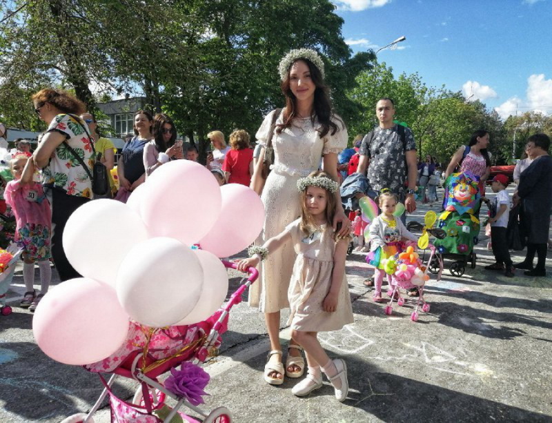 Мамы с малышами и колясками прошли парадом по улице Садовой⠀