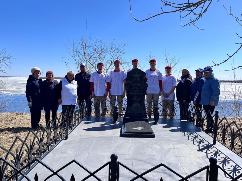 В Год защитника Отечества неравнодушные благовещенцы открыли весенний этап акции «Город берегу» уборкой места захоронения красноармейца Петра Белана