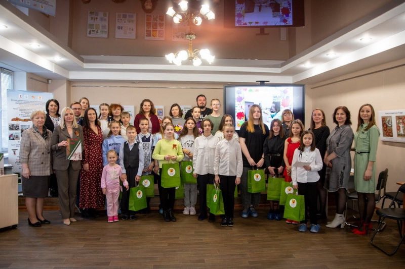 В Детской художественной школе имени П.С. Евстафьева торжественно открыли выставку «Пока память жива» и подвели итоги проекта «Цифровая палитра»
