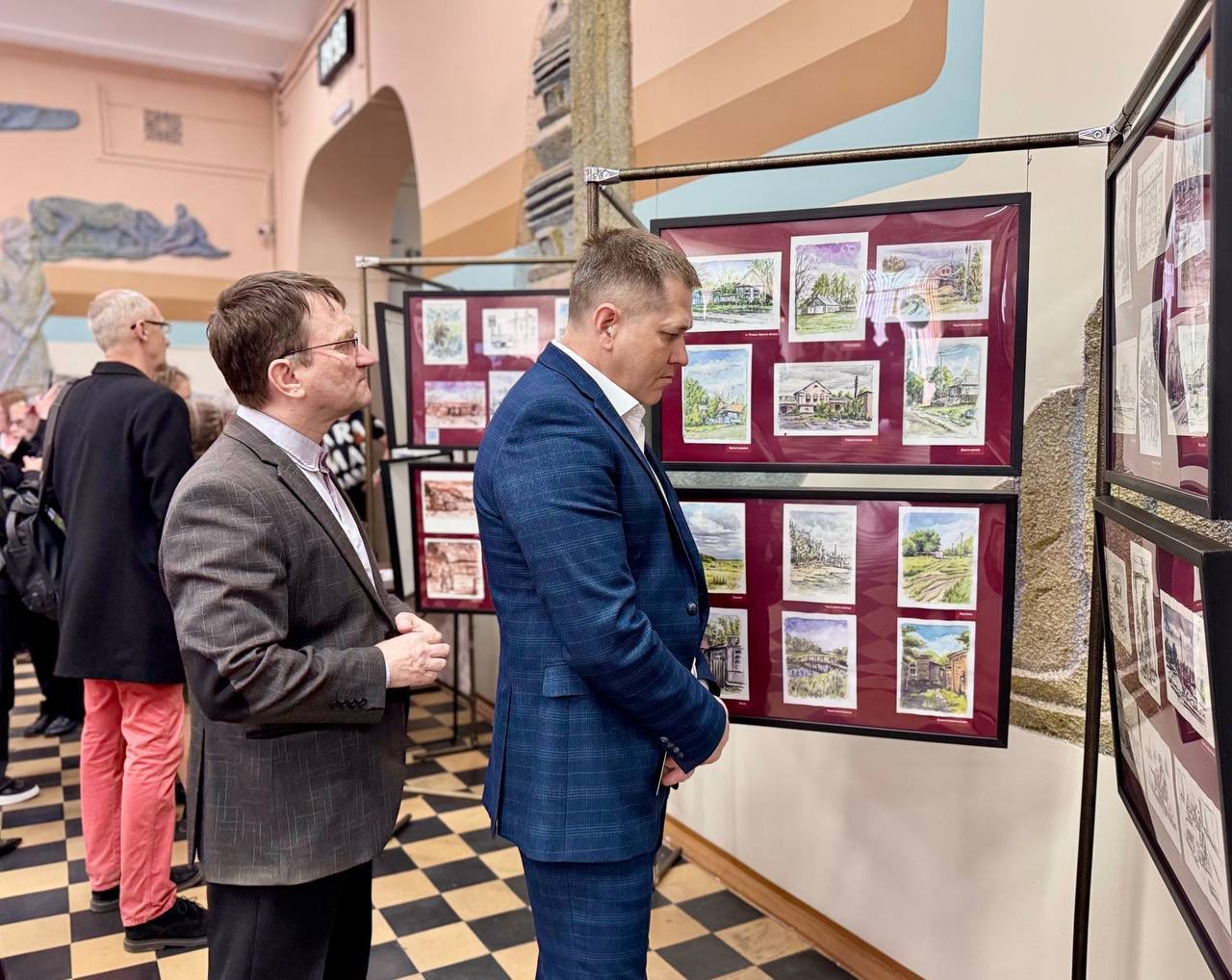 В областном краеведческом музее открылась выставка графических и акварельных рисунков «Фронтовой альбом» участника спецоперации