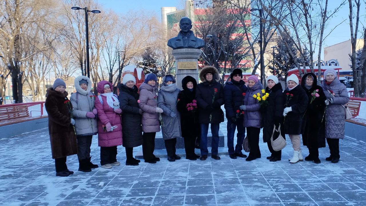 К памятнику известного актёра и режиссёра Валерия Приёмыхова возложили цветы