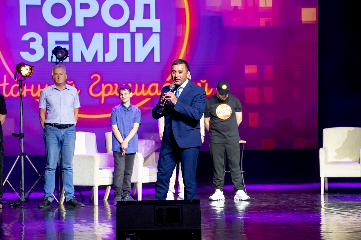 В амурской столице прошёл уникальный иммерсивный спектакль-импровизация, подаривший Благовещенску новый неофициальный гимн