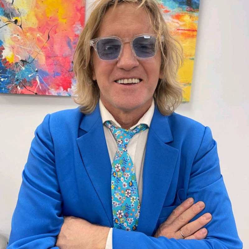 В качестве председателя жюри конкурса изобразительного искусства «Коробка с карандашами» выступил Константин Мирошник