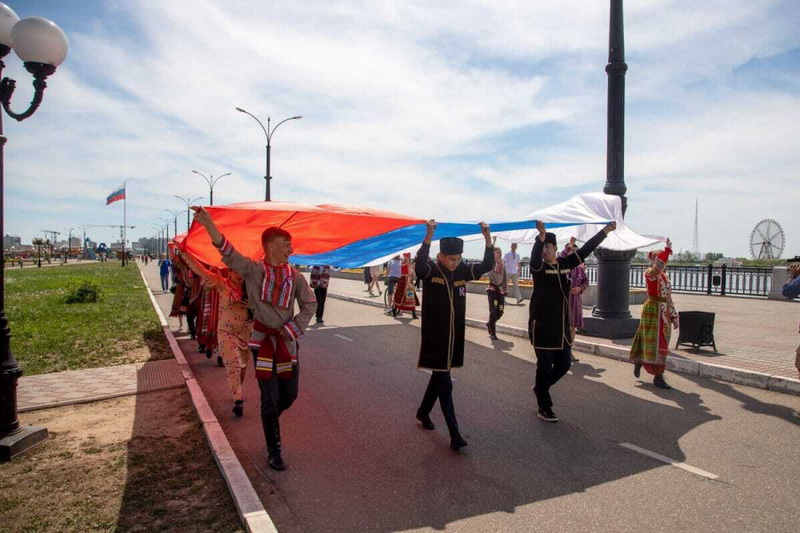 По набережной Благовещенска в честь Дня России пронесли огромный триколор