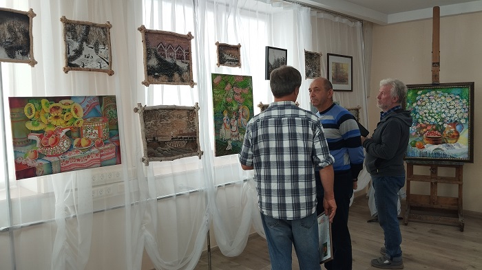 Любовь к родному краю стала основой произведений искусства авторов выставки "Творческий калейдоскоп"