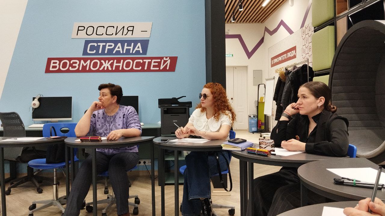Специалисты управления культуры и руководители подведомственных учреждений поучаствовали в тренинге «Антистресс: нейрографика». Специалисты управления культуры и руководители подведомственных учреждений поучаствовали в тренинге «Антистресс: нейрографика».