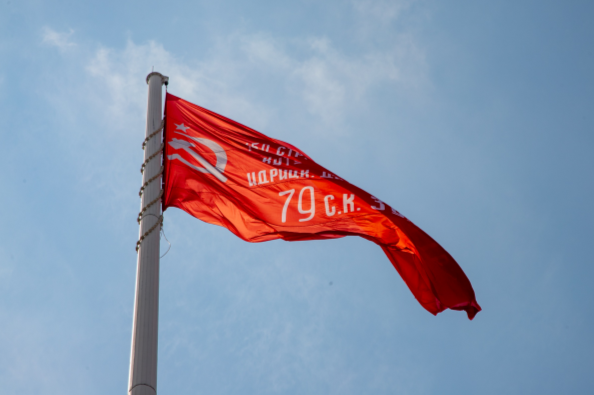 Поднятие копии Знамени Победы (01.05.2025)