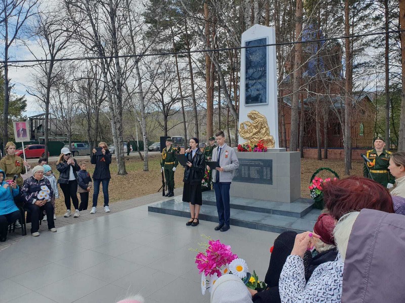 Жители отдалённых районов областного центра возложили цветы к мемориалам земляков, отдавших жизнь за мирное небо Родины в годы Великой Отечественной войны