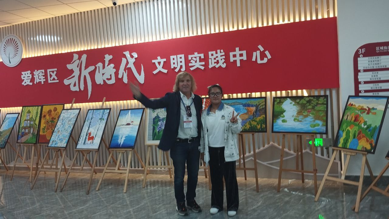 На площадке Центра молодёжных культурных обменов между российскими и китайскими подростками района Айхуэй расположилась выставка конкурса "Коробка с карандашами"