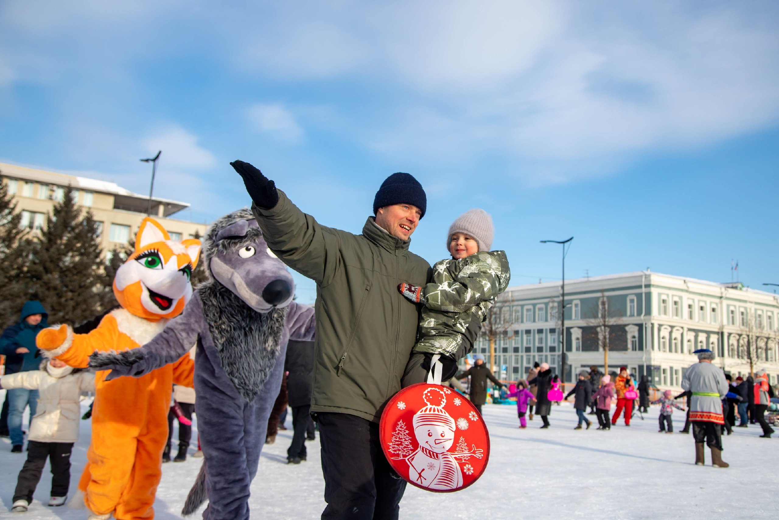 Мороз веселью не помеха: ещё один день каникул горожане провели на площади Ленина