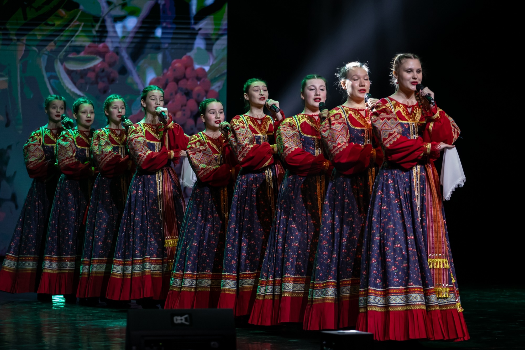 Образцовый ансамбль русской песни «Смородина» ЦДШИ им. М. Ф. Кнауф‑Каминской одержал победу на региональном этапе XII Всероссийского хорового фестиваля в Амурской области.   