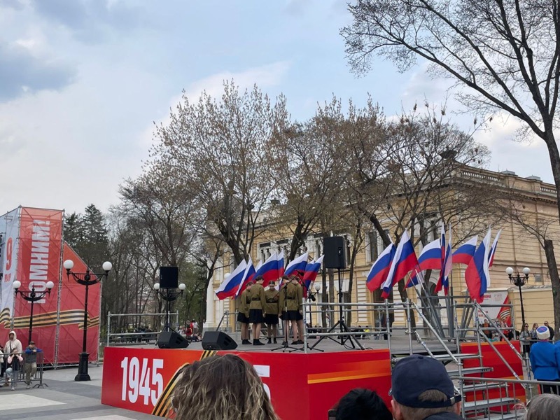 Праздничный концерт коллективов Общественно-культурного центра на площади Победы