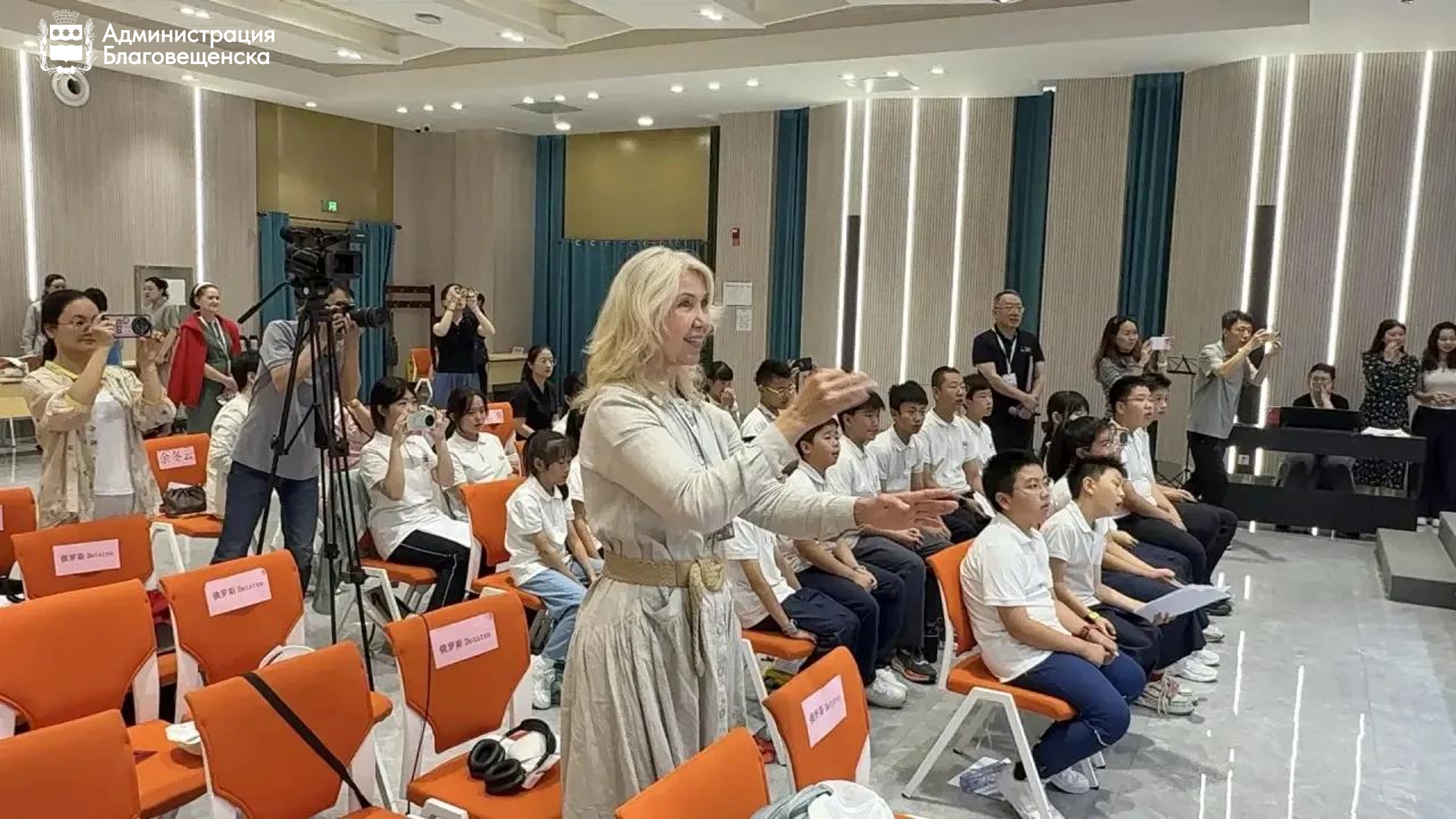 Директор Центральной детской школы искусств Благовещенска научила воспитанников Китайского детского центра в Пекине петь русские песни