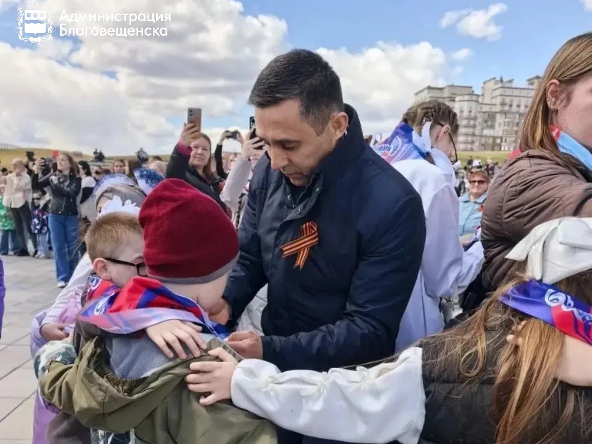 В Благовещенске прошла трогательная церемония посвящения 470 учеников первых классов в «Орлята России»