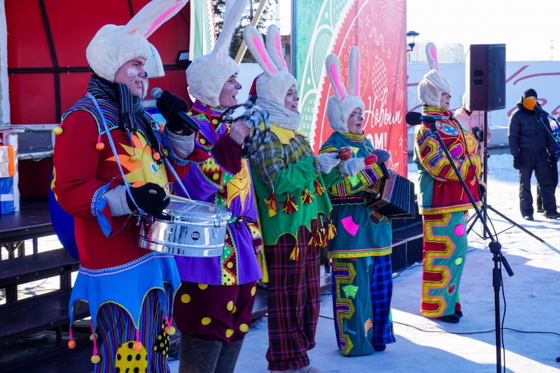 Дед Мороз, зайцы и юные благовещенцы веселились сегодня на площади Ленина