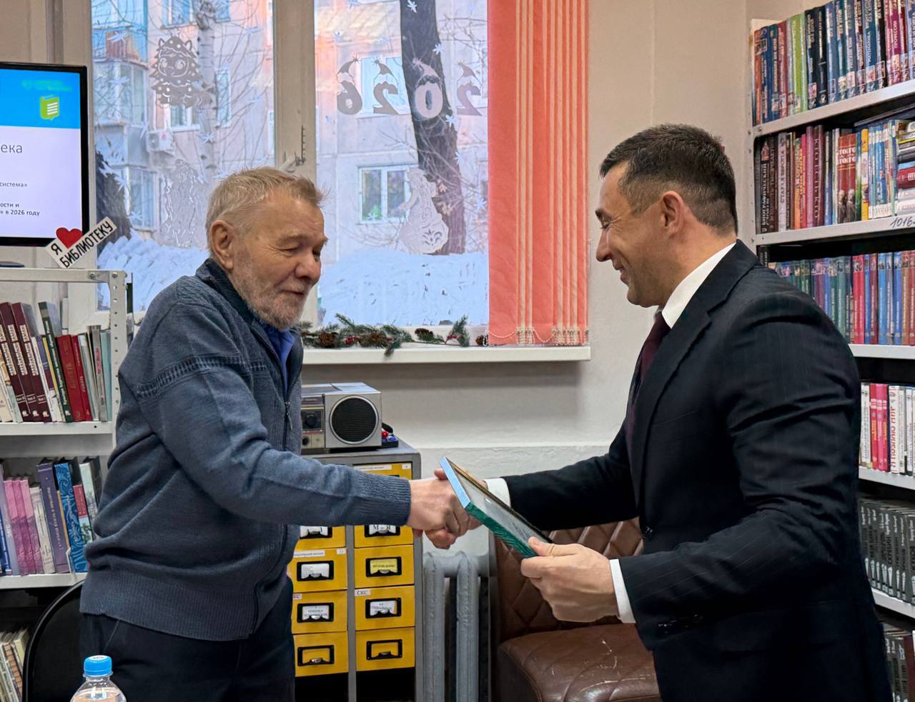 В муниципальной библиотеке «Диалог» прошла встреча мэра Благовещенска Олега Имамеева с городскими писателями