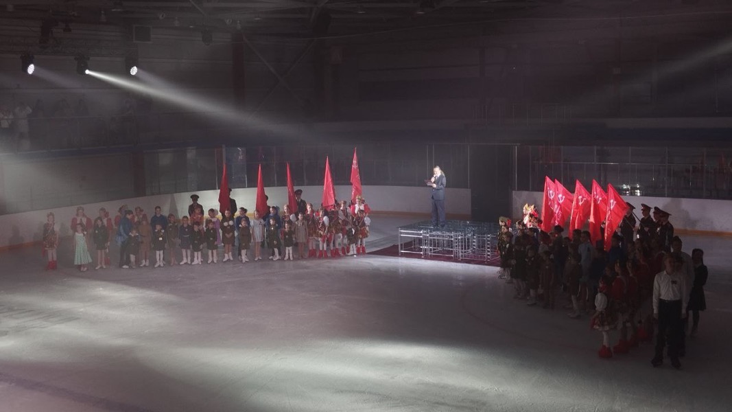 Ледовая арена ТРЦ «Острова» стала площадкой для патриотического концерта-спектакля, приуроченного к 80-летию Победы в Великой Отечественной войне