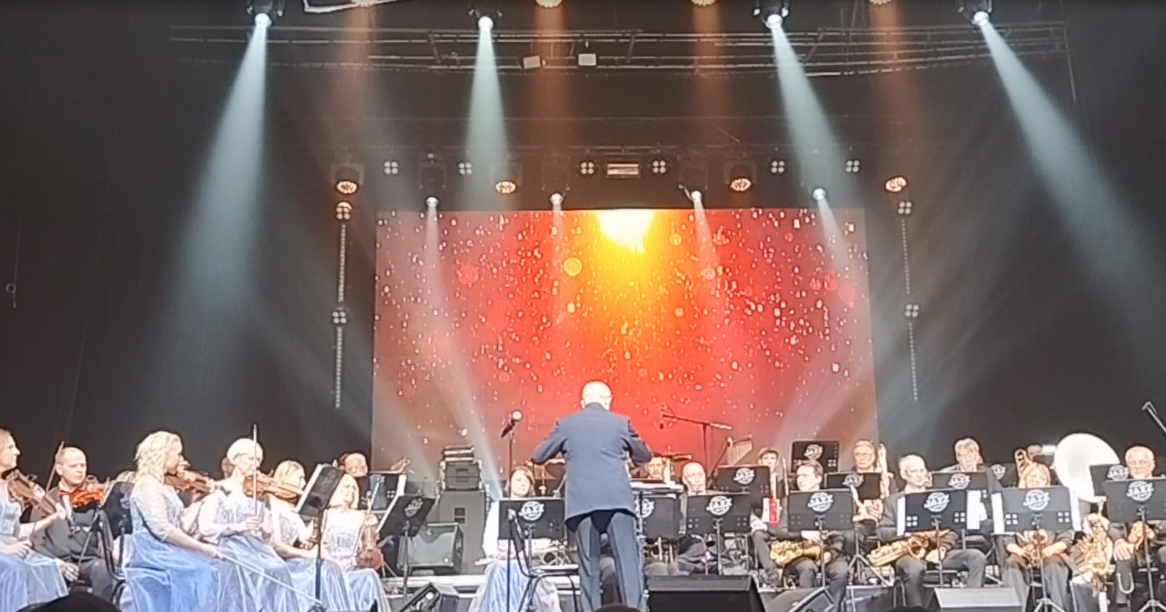 «Амур Джаз Бэнд» провёл горожан по страницам отечественных кинолент