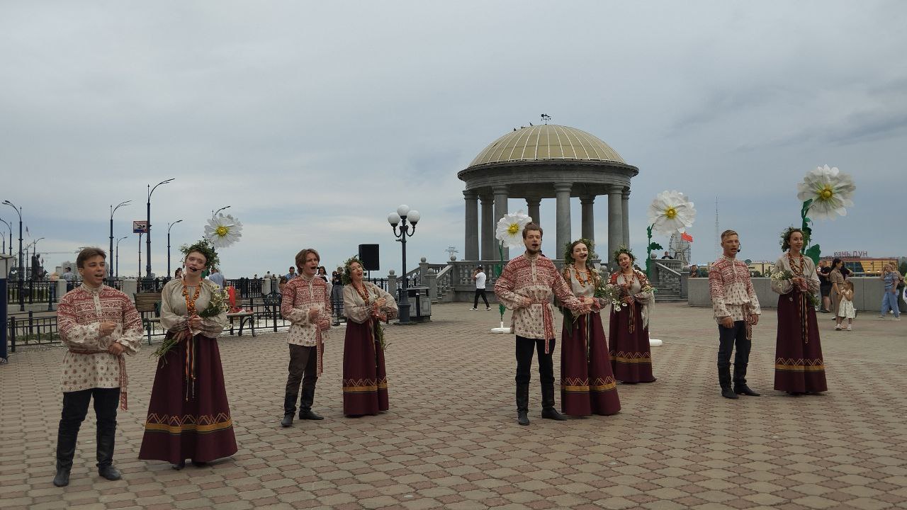 День семьи, любви и верности отметили праздничным концертом День семьи, любви и верности отметили праздничным концертом