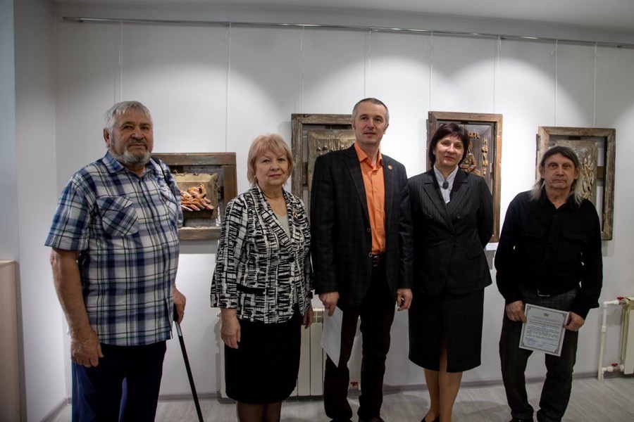 В стенах ДХШ им. П.С. Евстафьева открылась выставка амурских художников "Слава Русскому воину"