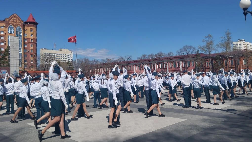 Жители амурской столицы закружились в памятном вальсе