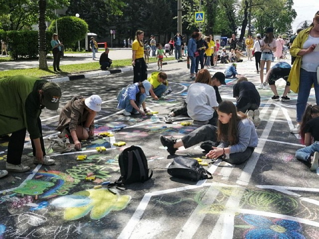 Фестиваль меловых рисунков на асфальте открыл «Гуляние по Садовой»