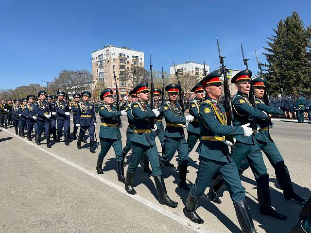 Столица Приамурья отмечает День победы: по главной улице прошли торжественным маршем войска Благовещенского гарнизона