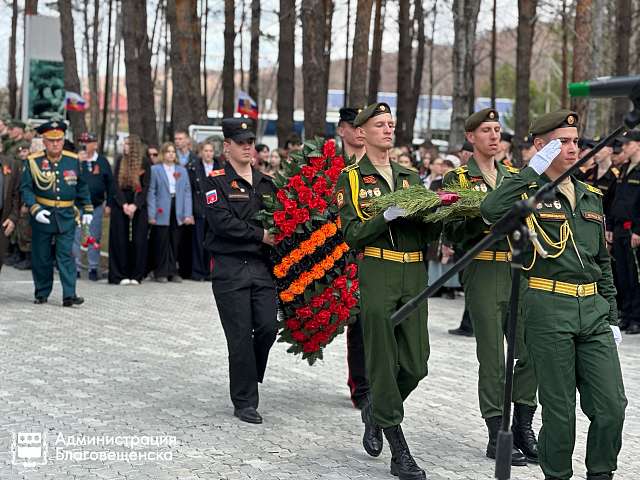В областном центре прошло несколько церемоний возложения цветов к памятникам воинам, установленным в различных районах города