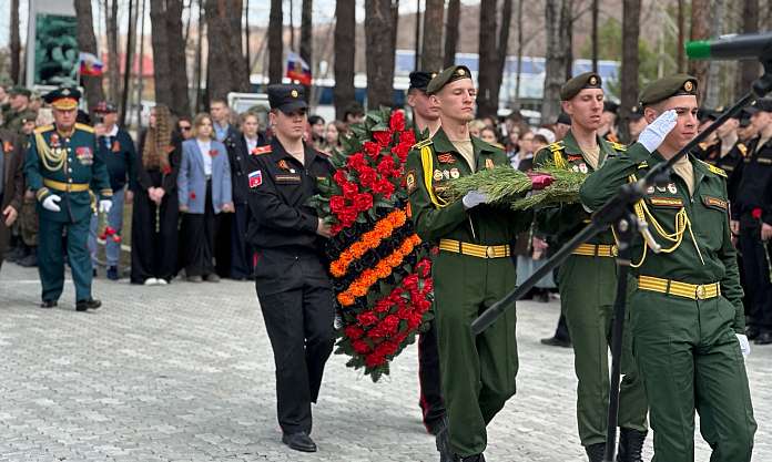 В областном центре прошло несколько церемоний возложения цветов к памятникам воинам, установленным в различных районах города