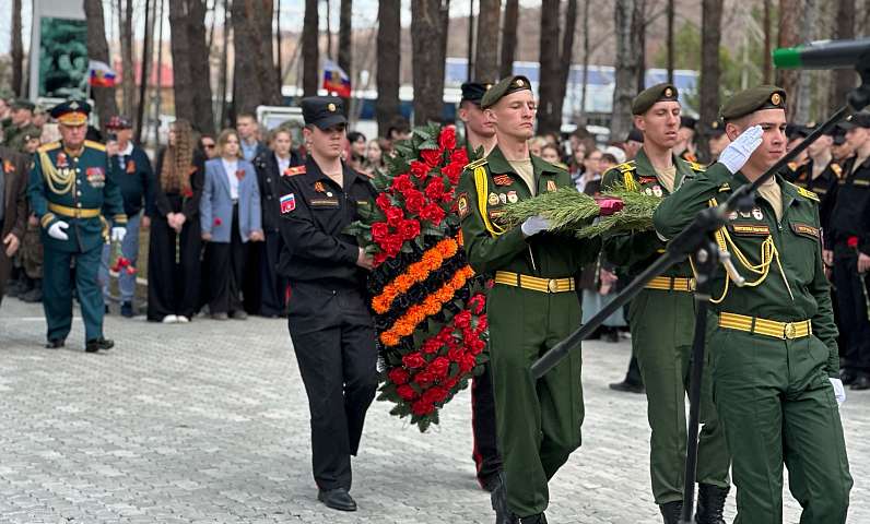 В областном центре прошло несколько церемоний возложения цветов к памятникам воинам, установленным в различных районах города
