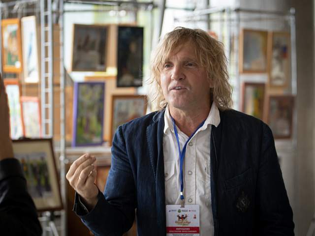 Константин Мирошник приглашает благовещенцев на открытие выставки конкурса "Коробка с карандашами"