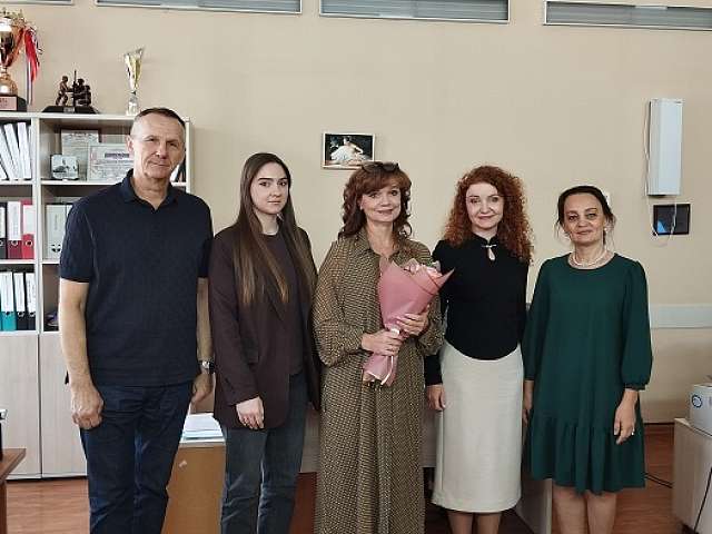 В преддверии Дня учителя руководителей и педагогов дополнительного образования городских учреждений культуры поздравили с профессиональным праздником