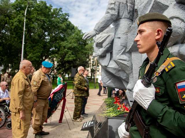 В сквере Воинов‑интернационалистов прошла торжественная церемония ко Дню Воздушно‑десантных войск