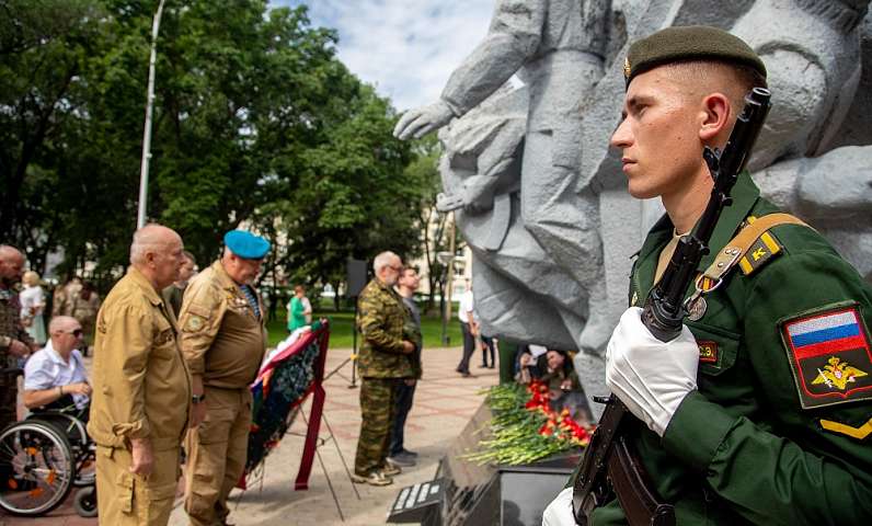 В сквере Воинов‑интернационалистов прошла торжественная церемония ко Дню Воздушно‑десантных войск