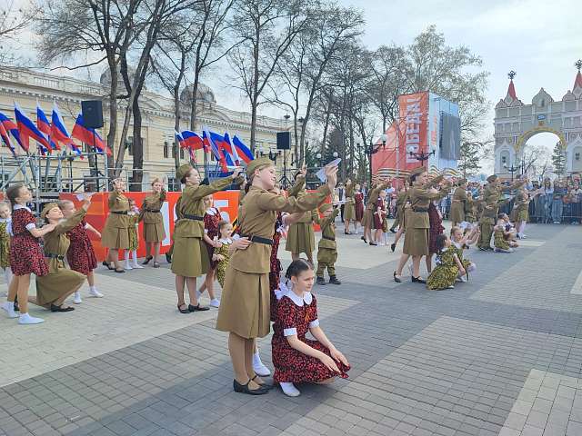 Творческие коллективы Центра эстетического воспитания детей им. В.В. Белоглазова поздравили горожан с праздником Великой Победы