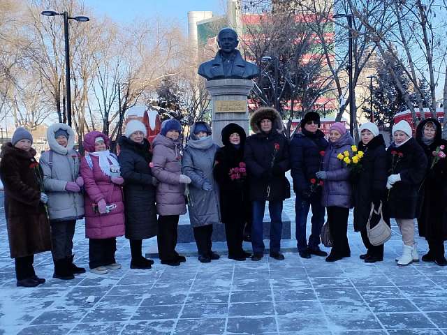 К памятнику известного актёра и режиссёра Валерия Приёмыхова возложили цветы