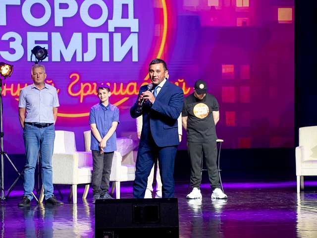 В амурской столице прошёл уникальный иммерсивный спектакль-импровизация, подаривший Благовещенску новый неофициальный гимн