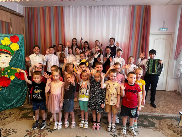 Воспитанники Детской музыкальной школы им. Г. М. Сапаловой подарили дошколятам путешествие в мир музыки