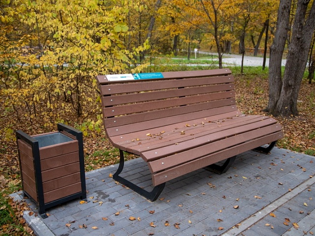 В Первомайском парке Благовещенска установили скамейки и урны из переработанного пластика