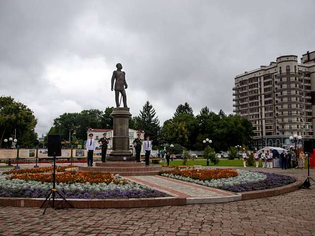 В день рождения графа Муравьёва-Амурского в Благовещенске состоялось торжественное возложение цветов к основателю города