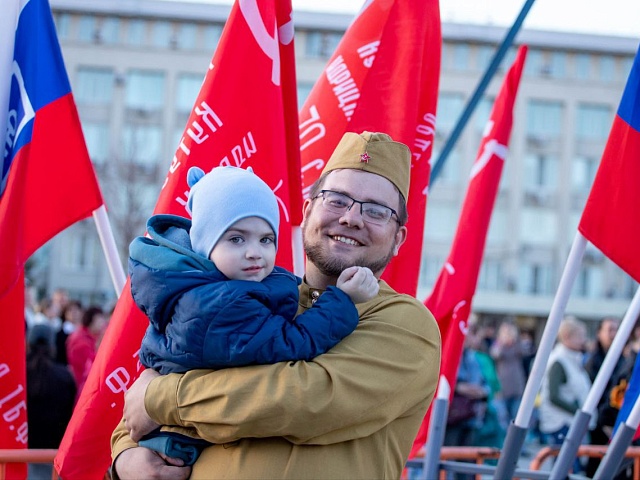 Вечером 9 мая на главной площади Благовещенска состоялся праздничный концерт 