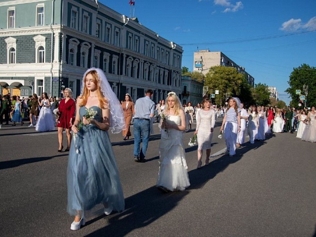 В честь Дня рождения города в Благовещенске состоялся парад невест