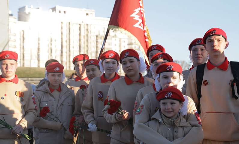 Главный патриотический день страны благовещенцы встретили памятной акцией «Рассвет нашей Победы»