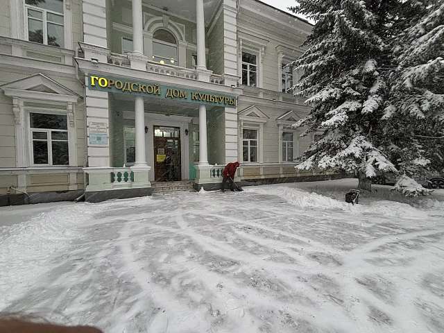 Снежный узор октября: в учреждениях культуры расчищают территории ради привычного ритма города