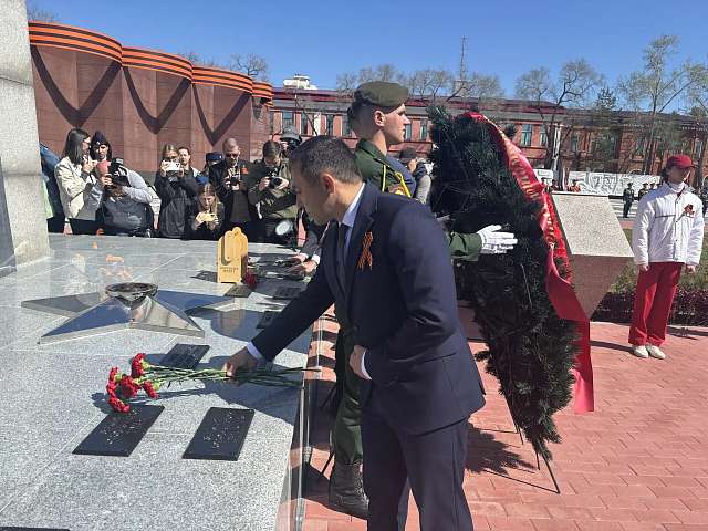 В Благовещенске церемония возложения цветов и венка к памятнику воинам‑амурцам, погибшим в годы войны