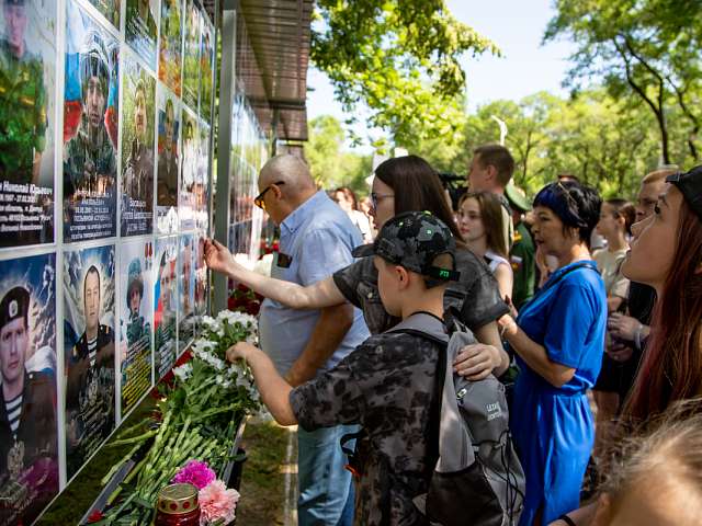 В Благовещенске открыли временный мемориал в память о героях локальных войн и вооруженных конфликтов
