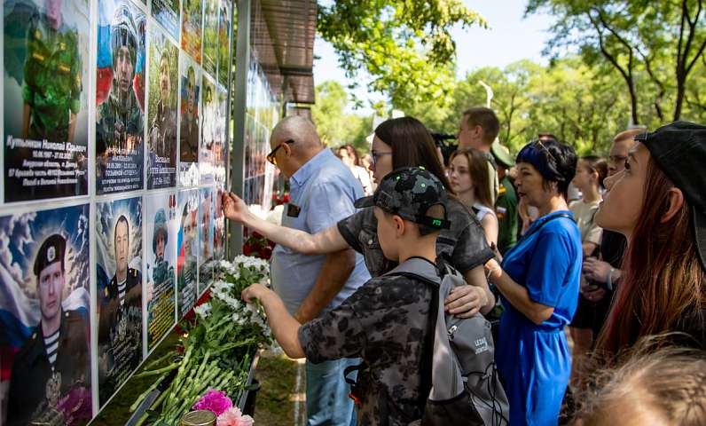 В Благовещенске открыли временный мемориал в память о героях локальных войн и вооруженных конфликтов
