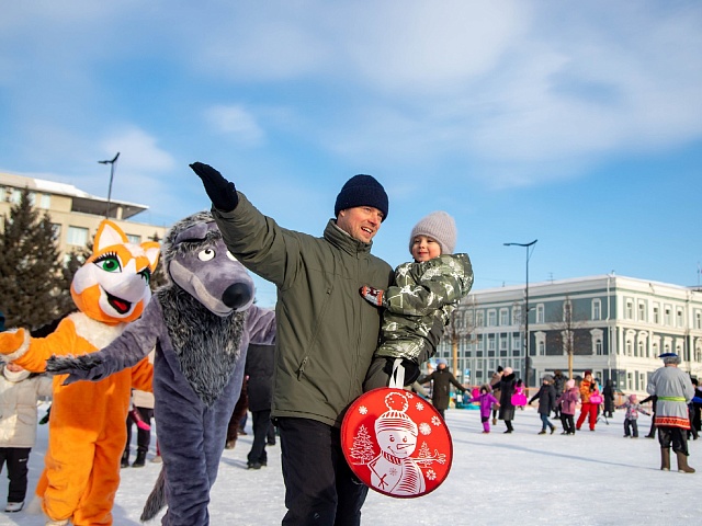 Мороз веселью не помеха: ещё один день каникул горожане провели на площади Ленина